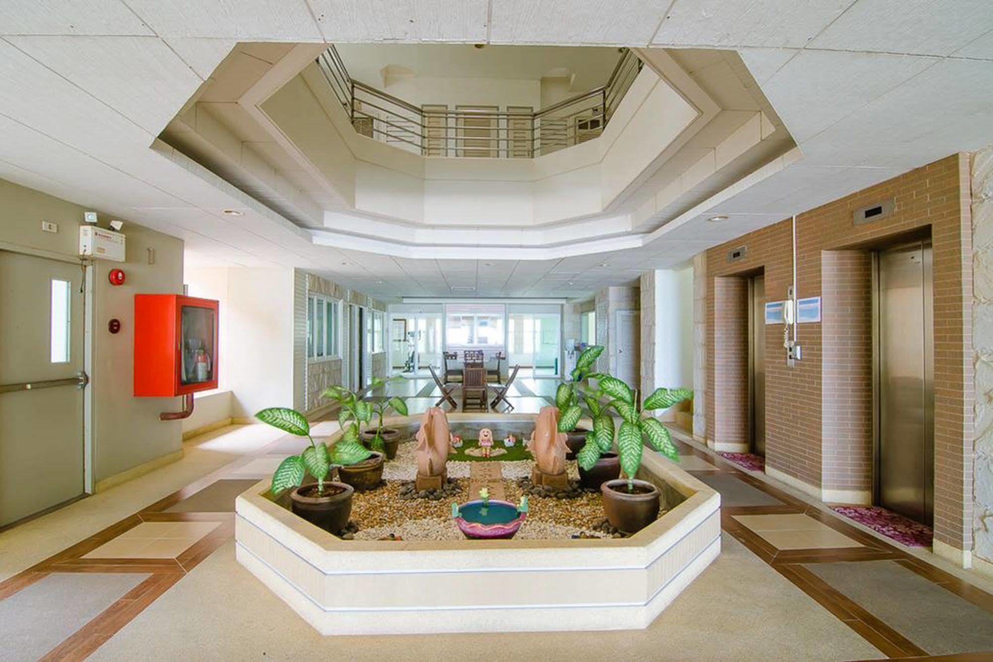 Baan Hansa Service Apartment Ча-Ам Екстер'єр фото